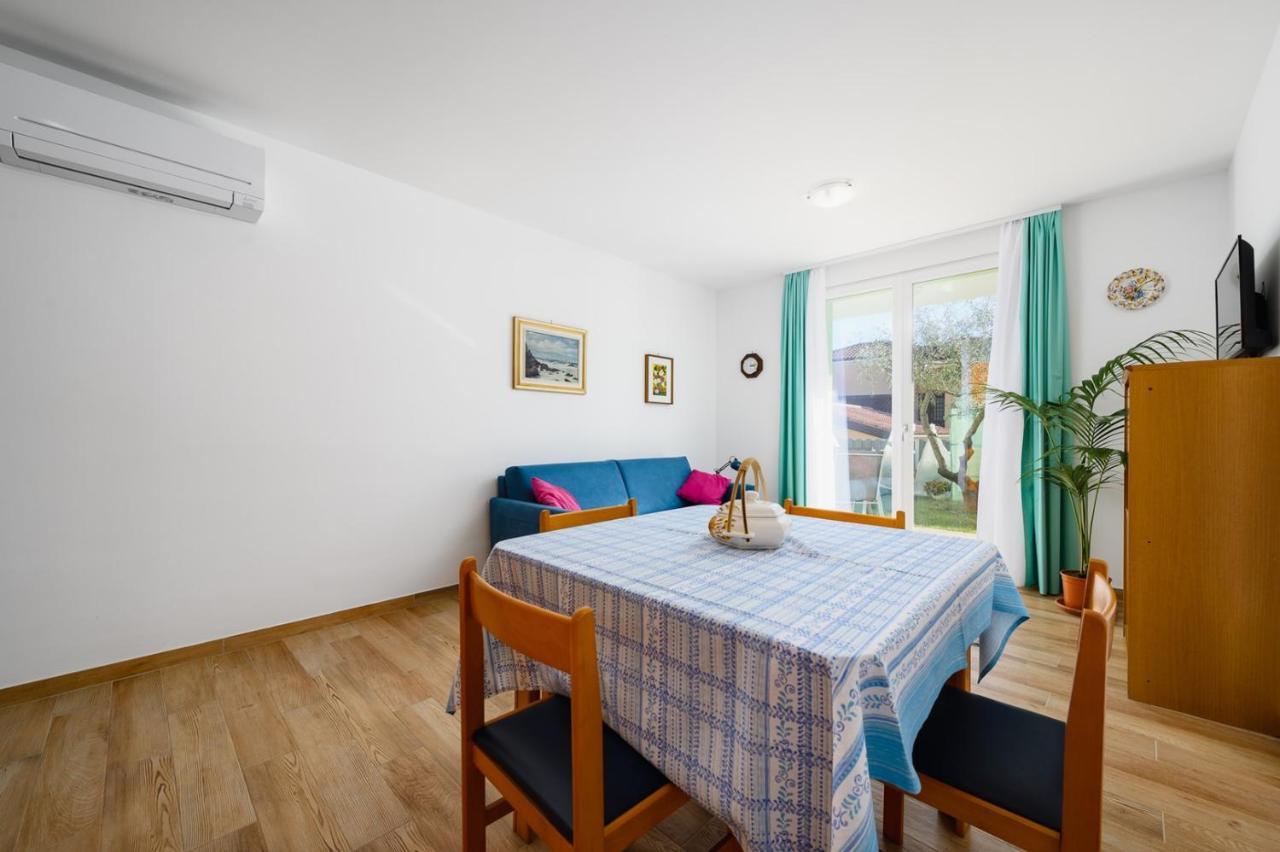Andrea House With Apartments Umag Exterior photo